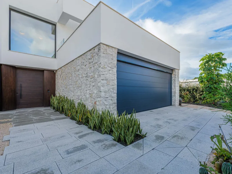 Spectacular contemporary design villa located in East Malaga, boasting sea and mountain views. Built in 2023, it stands out for its modern architecture with clean lines and a carefully planned layout that maximizes natural light. South-facing, it sits on 