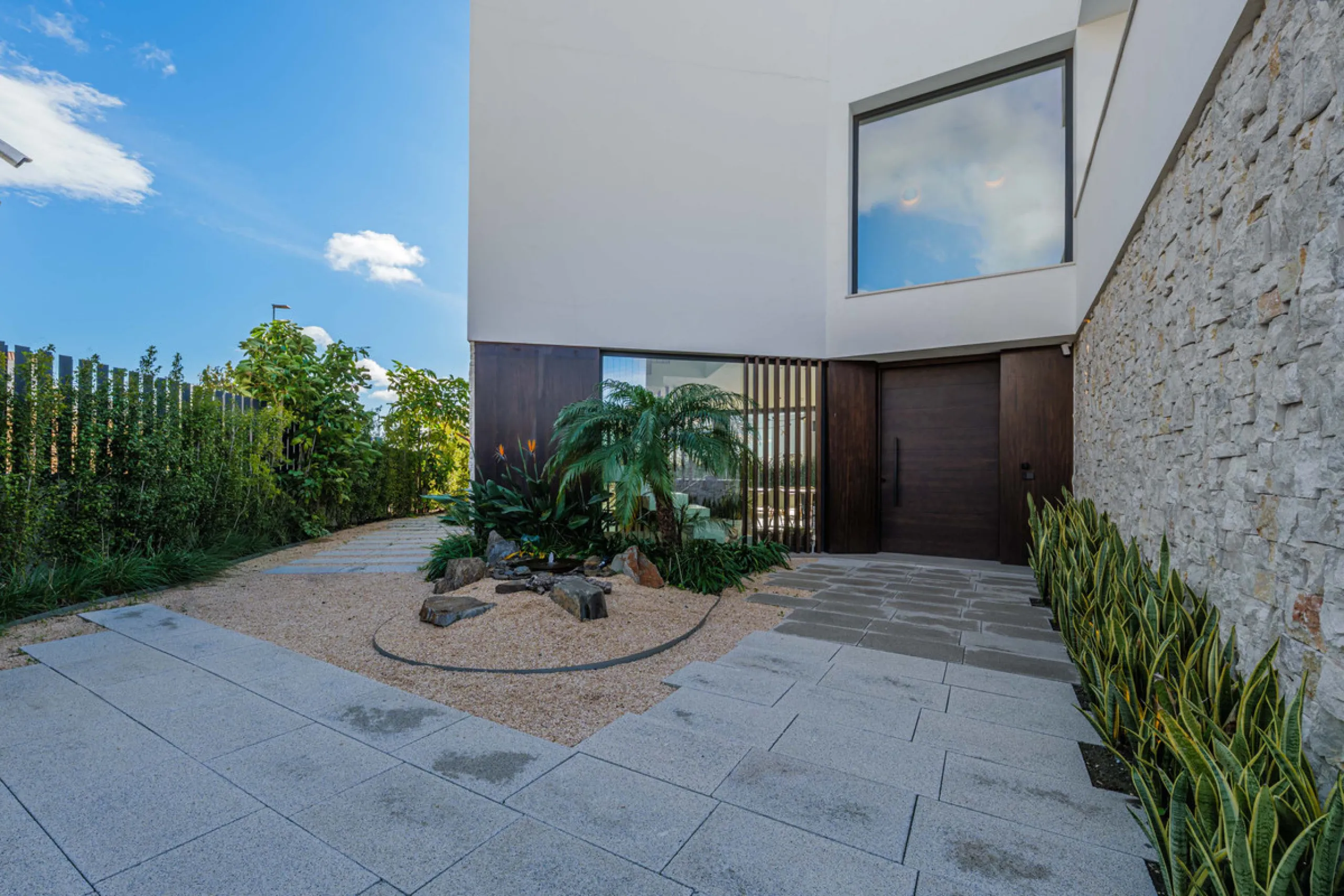 Spectacular contemporary design villa located in East Malaga, boasting sea and mountain views. Built in 2023, it stands out for its modern architecture with clean lines and a carefully planned layout that maximizes natural light. South-facing, it sits on 