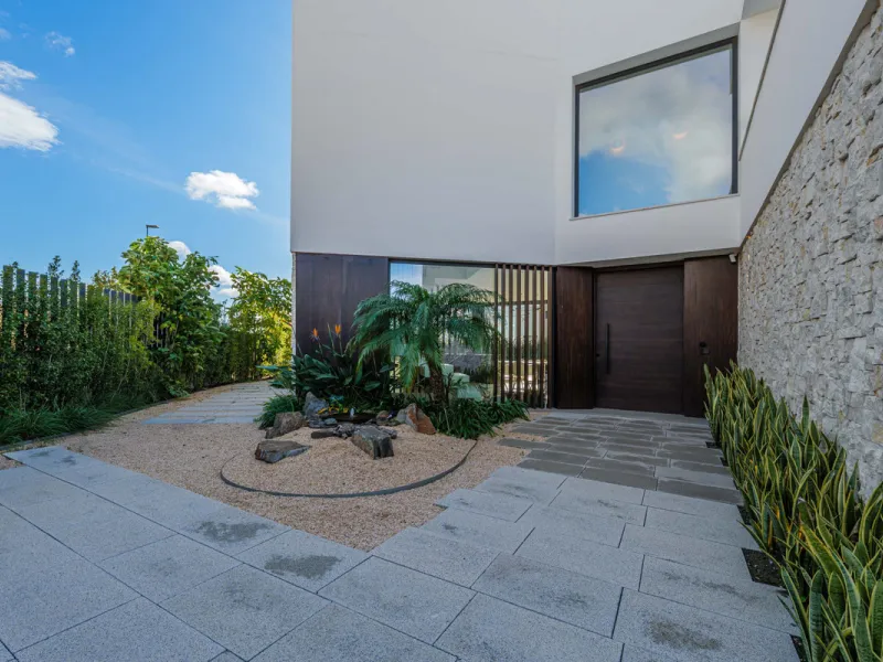 Spectacular contemporary design villa located in East Malaga, boasting sea and mountain views. Built in 2023, it stands out for its modern architecture with clean lines and a carefully planned layout that maximizes natural light. South-facing, it sits on 