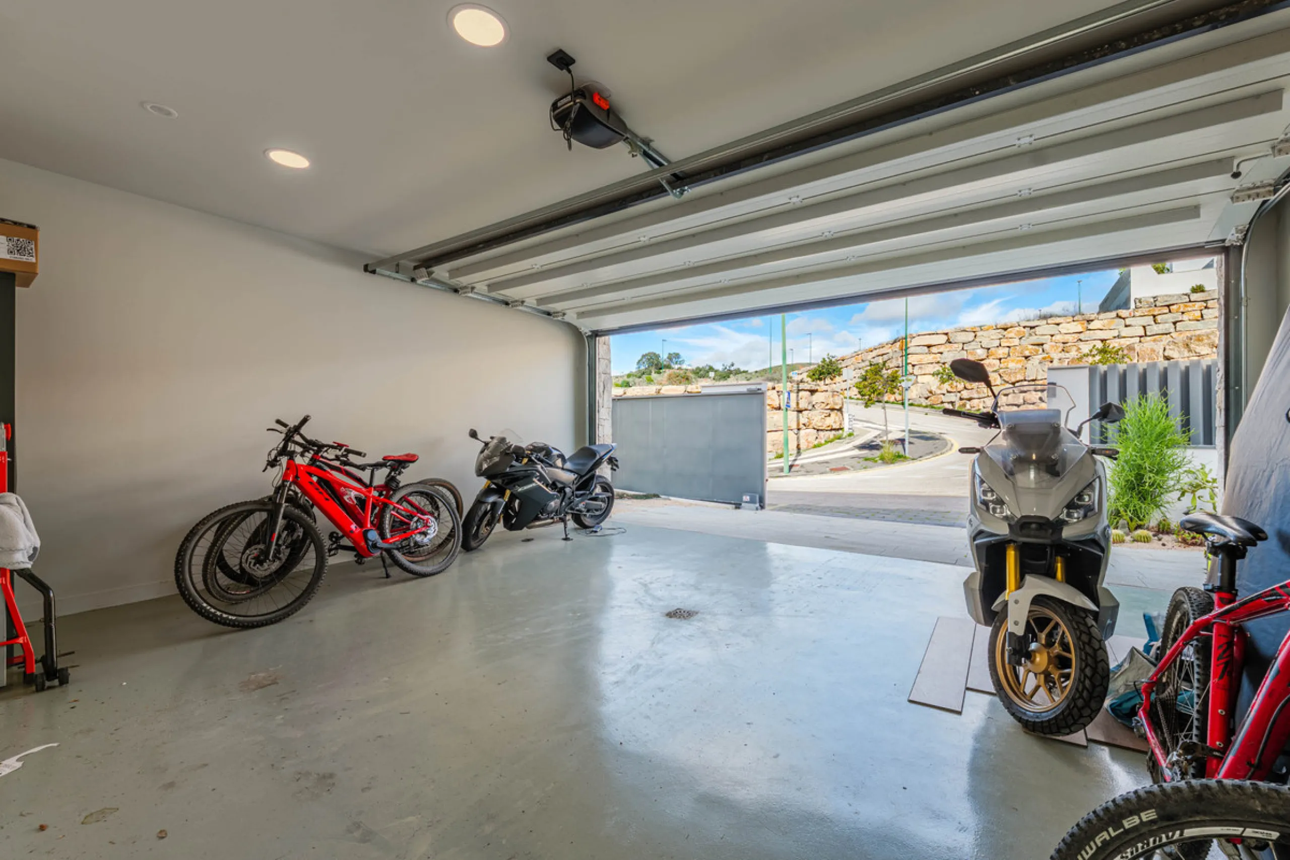 Spectacular contemporary design villa located in East Malaga, boasting sea and mountain views. Built in 2023, it stands out for its modern architecture with clean lines and a carefully planned layout that maximizes natural light. South-facing, it sits on 