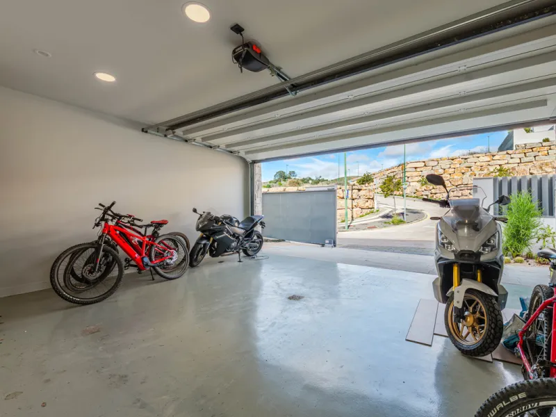 Spectacular contemporary design villa located in East Malaga, boasting sea and mountain views. Built in 2023, it stands out for its modern architecture with clean lines and a carefully planned layout that maximizes natural light. South-facing, it sits on 