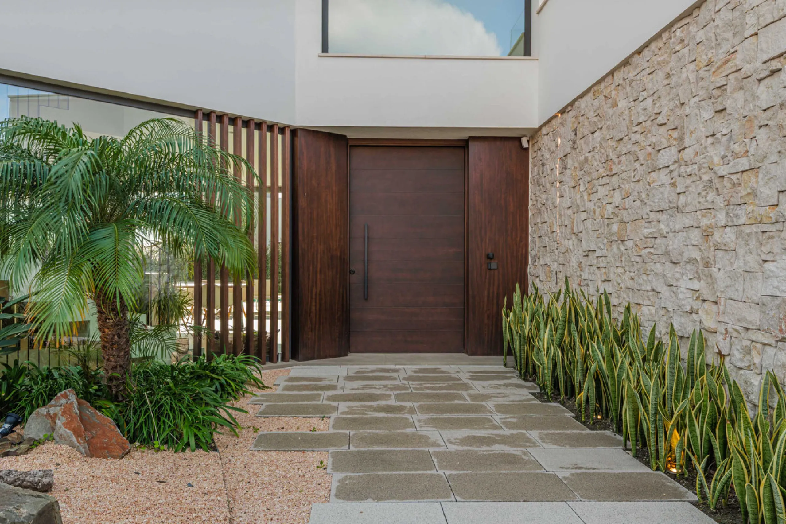 Spectacular contemporary design villa located in East Malaga, boasting sea and mountain views. Built in 2023, it stands out for its modern architecture with clean lines and a carefully planned layout that maximizes natural light. South-facing, it sits on 