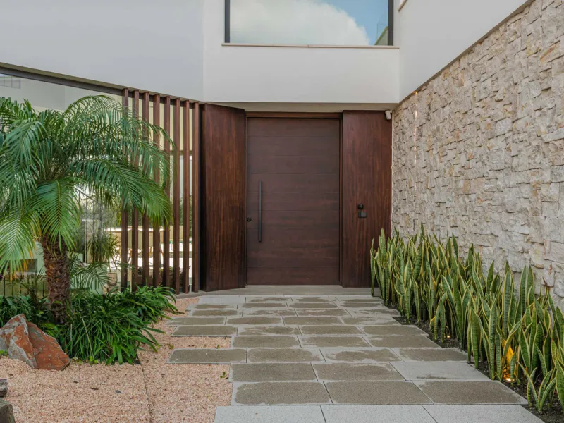 Spectacular contemporary design villa located in East Malaga, boasting sea and mountain views. Built in 2023, it stands out for its modern architecture with clean lines and a carefully planned layout that maximizes natural light. South-facing, it sits on 
