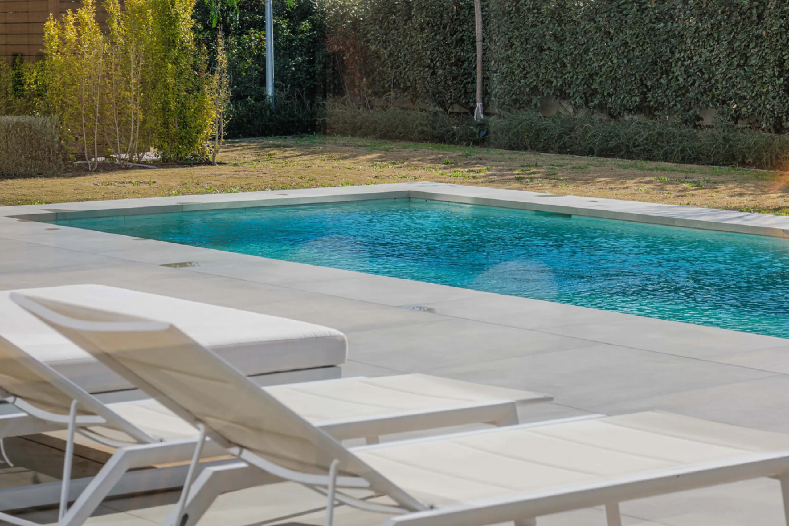 Spectacular contemporary design villa located in East Malaga, boasting sea and mountain views. Built in 2023, it stands out for its modern architecture with clean lines and a carefully planned layout that maximizes natural light. South-facing, it sits on 