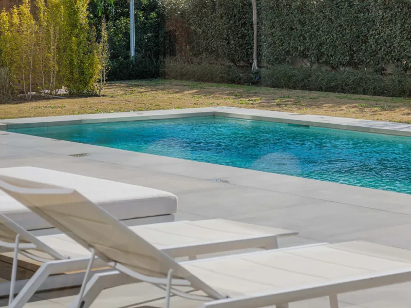 Spectacular contemporary design villa located in East Malaga, boasting sea and mountain views. Built in 2023, it stands out for its modern architecture with clean lines and a carefully planned layout that maximizes natural light. South-facing, it sits on 