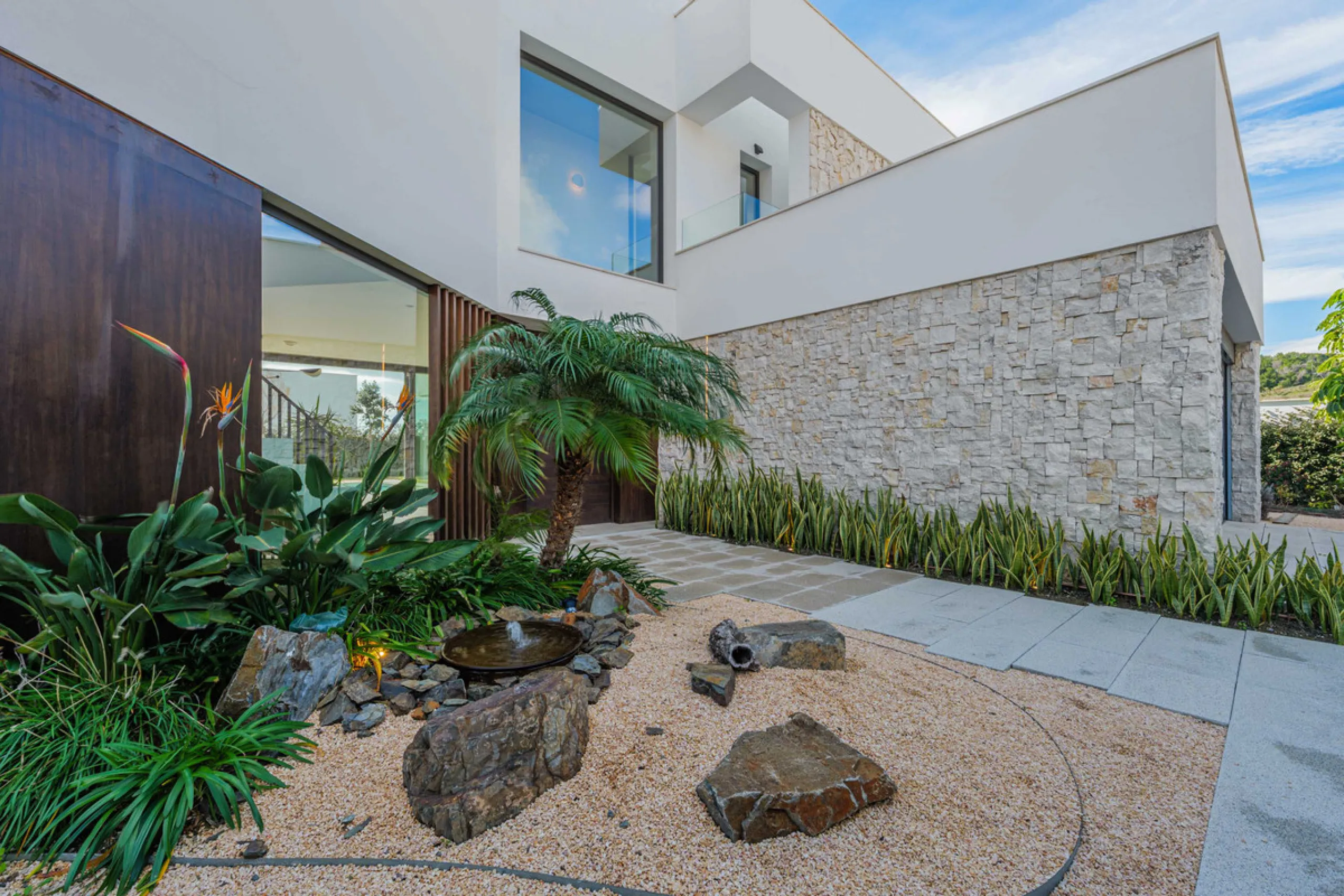 Spectacular contemporary design villa located in East Malaga, boasting sea and mountain views. Built in 2023, it stands out for its modern architecture with clean lines and a carefully planned layout that maximizes natural light. South-facing, it sits on 