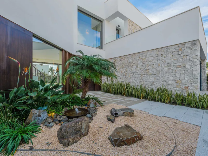 Spectacular contemporary design villa located in East Malaga, boasting sea and mountain views. Built in 2023, it stands out for its modern architecture with clean lines and a carefully planned layout that maximizes natural light. South-facing, it sits on 