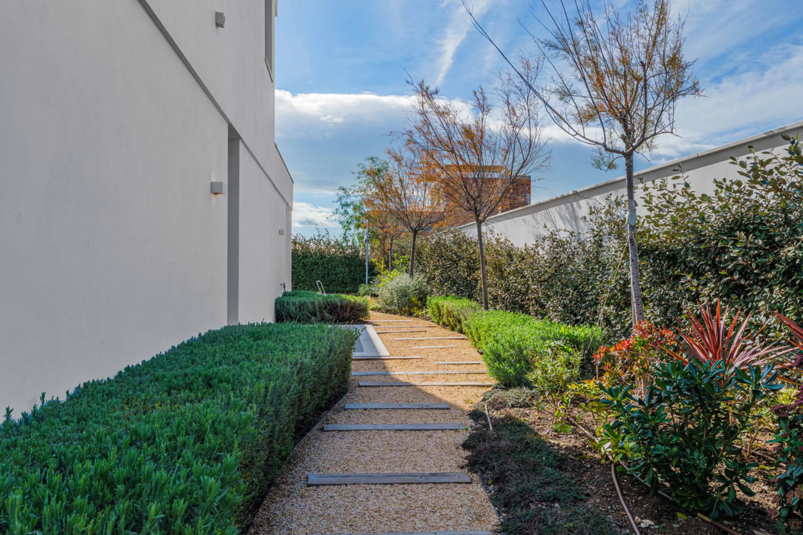 Spectacular contemporary design villa located in East Malaga, boasting sea and mountain views. Built in 2023, it stands out for its modern architecture with clean lines and a carefully planned layout that maximizes natural light. South-facing, it sits on 