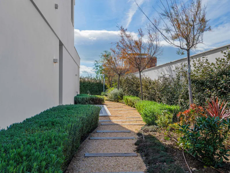 Spectacular contemporary design villa located in East Malaga, boasting sea and mountain views. Built in 2023, it stands out for its modern architecture with clean lines and a carefully planned layout that maximizes natural light. South-facing, it sits on 