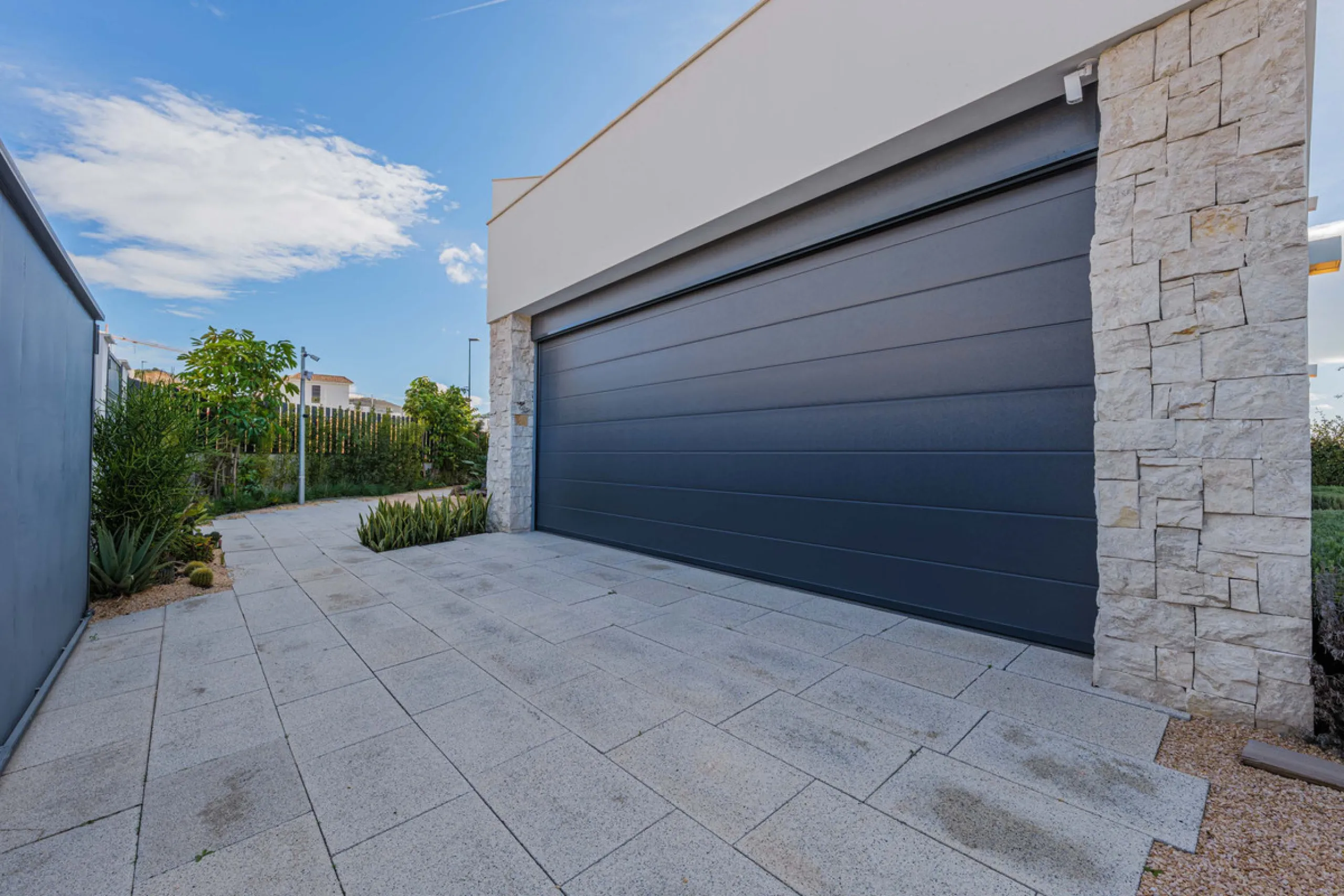 Spectacular contemporary design villa located in East Malaga, boasting sea and mountain views. Built in 2023, it stands out for its modern architecture with clean lines and a carefully planned layout that maximizes natural light. South-facing, it sits on 