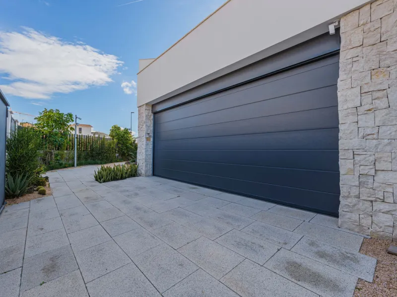 Spectacular contemporary design villa located in East Malaga, boasting sea and mountain views. Built in 2023, it stands out for its modern architecture with clean lines and a carefully planned layout that maximizes natural light. South-facing, it sits on 