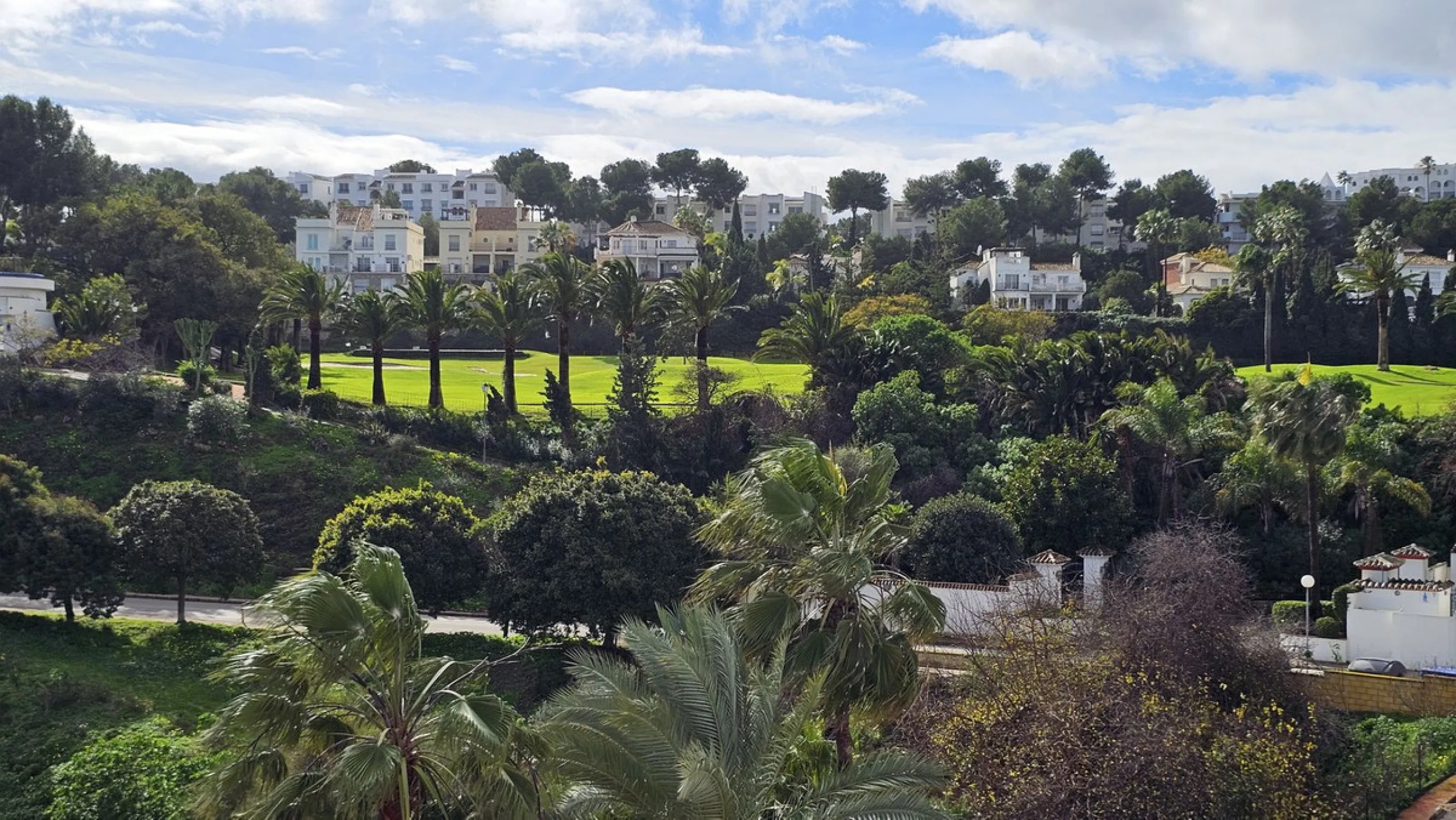 Beautiful 3 bedroom + 2 bathroom apartment for sale in Miraflores area. Spacious south & west facing covered terrace with open green views to the Miraflores golf course and gardens. Nice and quiet location only few minutes drive away from the beach villag