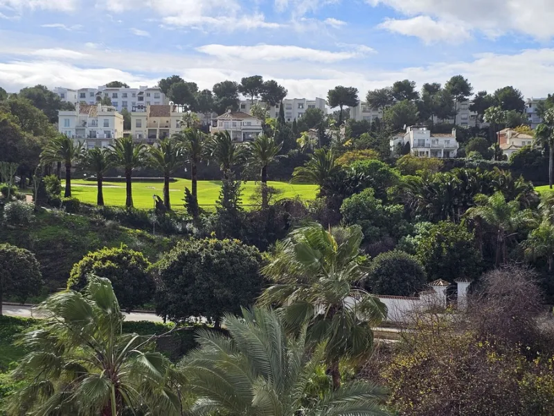 Beautiful 3 bedroom + 2 bathroom apartment for sale in Miraflores area. Spacious south & west facing covered terrace with open green views to the Miraflores golf course and gardens. Nice and quiet location only few minutes drive away from the beach villag