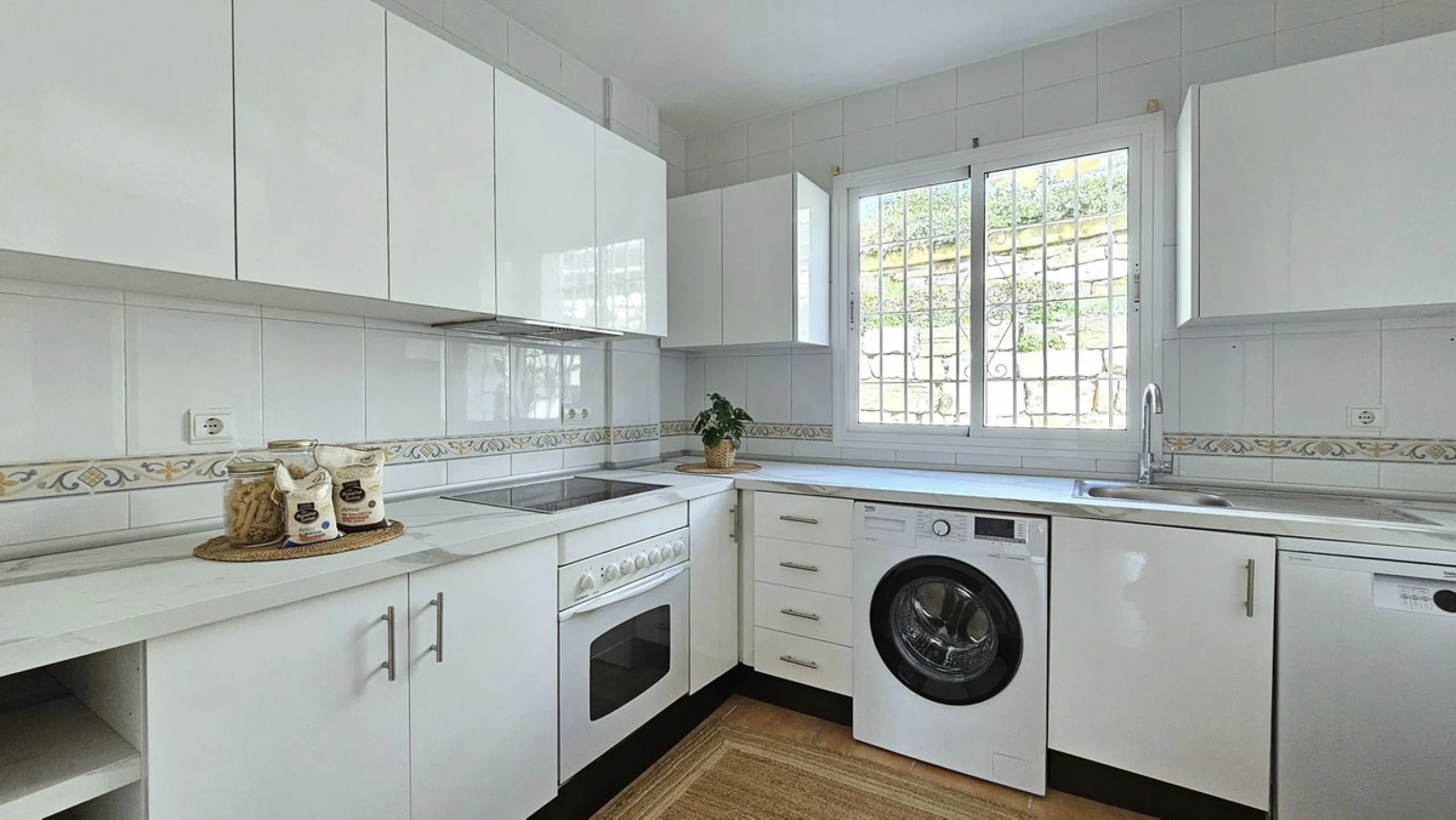 Beautiful 3 bedroom + 2 bathroom apartment for sale in Miraflores area. Spacious south & west facing covered terrace with open green views to the Miraflores golf course and gardens. Nice and quiet location only few minutes drive away from the beach villag