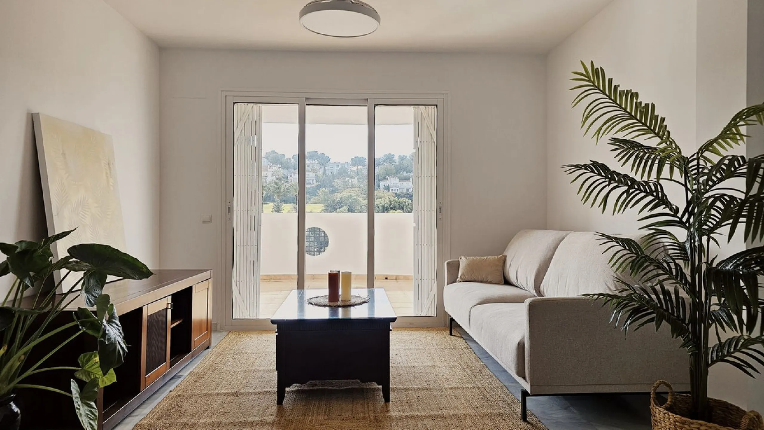 Beautiful 3 bedroom + 2 bathroom apartment for sale in Miraflores area. Spacious south & west facing covered terrace with open green views to the Miraflores golf course and gardens. Nice and quiet location only few minutes drive away from the beach villag