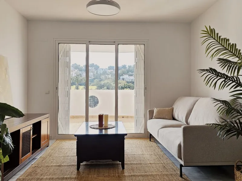 Beautiful 3 bedroom + 2 bathroom apartment for sale in Miraflores area. Spacious south & west facing covered terrace with open green views to the Miraflores golf course and gardens. Nice and quiet location only few minutes drive away from the beach villag