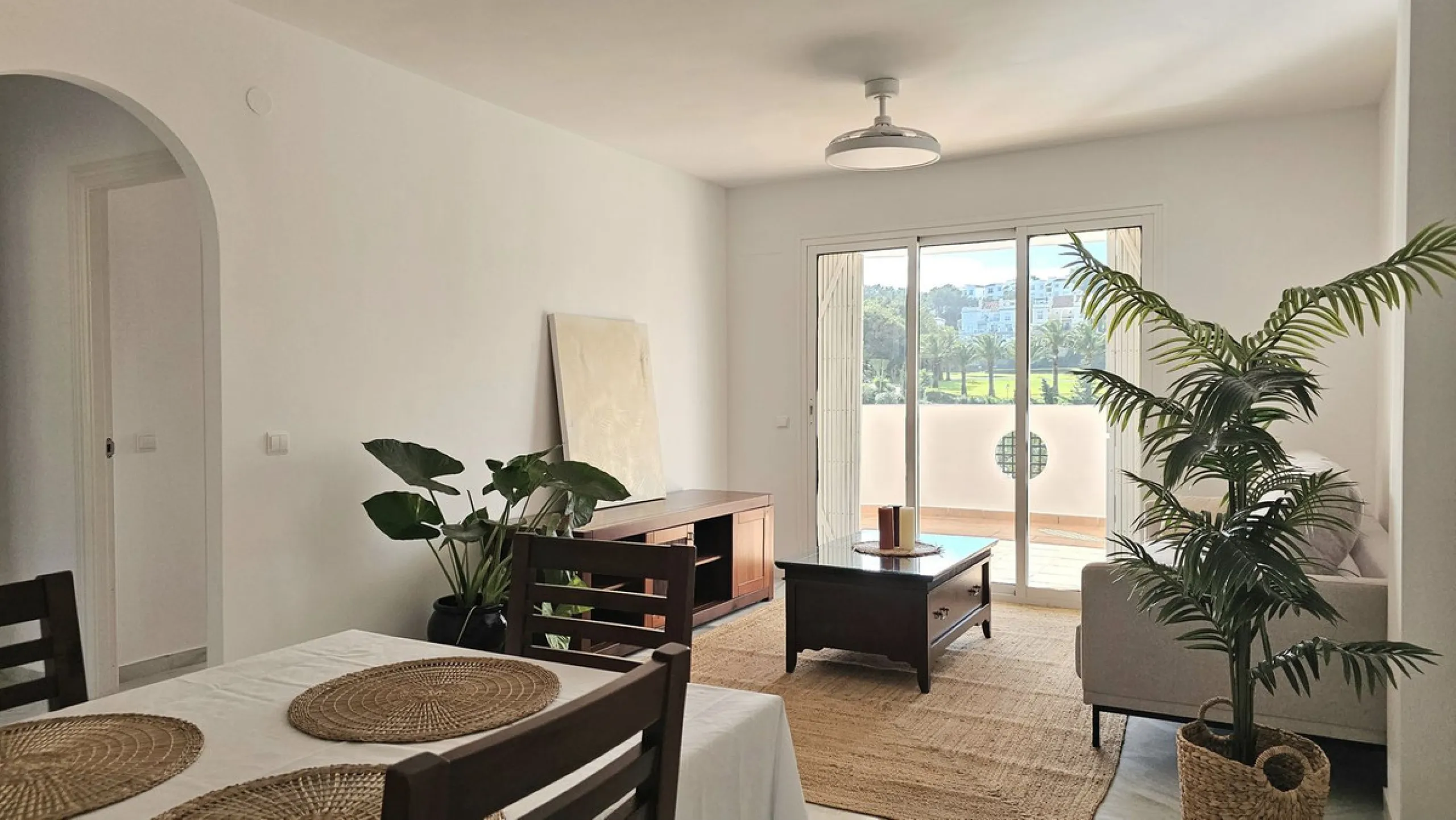 Beautiful 3 bedroom + 2 bathroom apartment for sale in Miraflores area. Spacious south & west facing covered terrace with open green views to the Miraflores golf course and gardens. Nice and quiet location only few minutes drive away from the beach villag