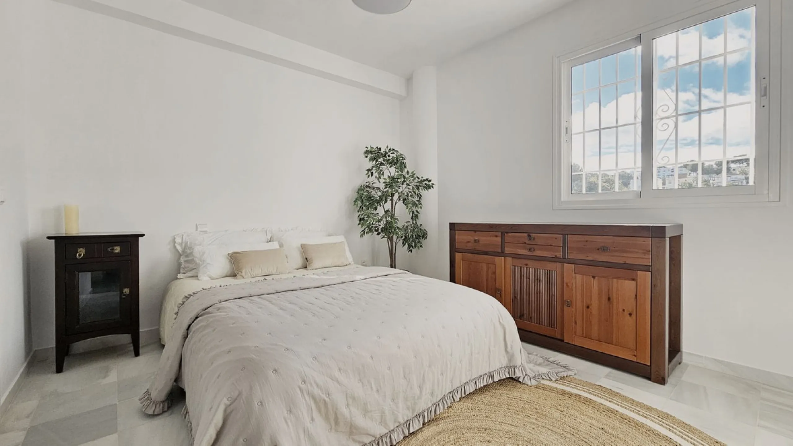 Beautiful 3 bedroom + 2 bathroom apartment for sale in Miraflores area. Spacious south & west facing covered terrace with open green views to the Miraflores golf course and gardens. Nice and quiet location only few minutes drive away from the beach villag