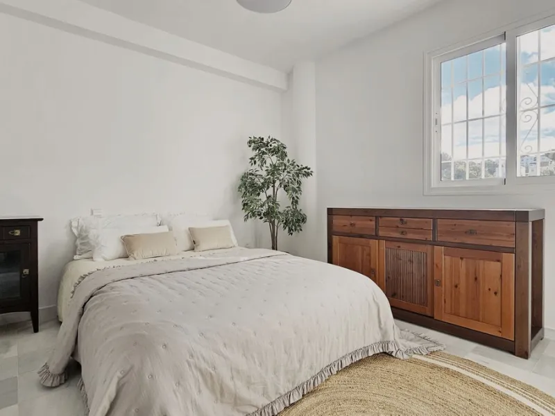 Beautiful 3 bedroom + 2 bathroom apartment for sale in Miraflores area. Spacious south & west facing covered terrace with open green views to the Miraflores golf course and gardens. Nice and quiet location only few minutes drive away from the beach villag