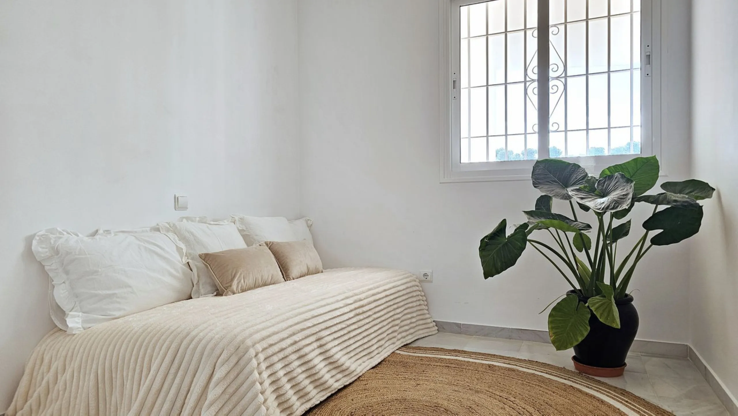 Beautiful 3 bedroom + 2 bathroom apartment for sale in Miraflores area. Spacious south & west facing covered terrace with open green views to the Miraflores golf course and gardens. Nice and quiet location only few minutes drive away from the beach villag