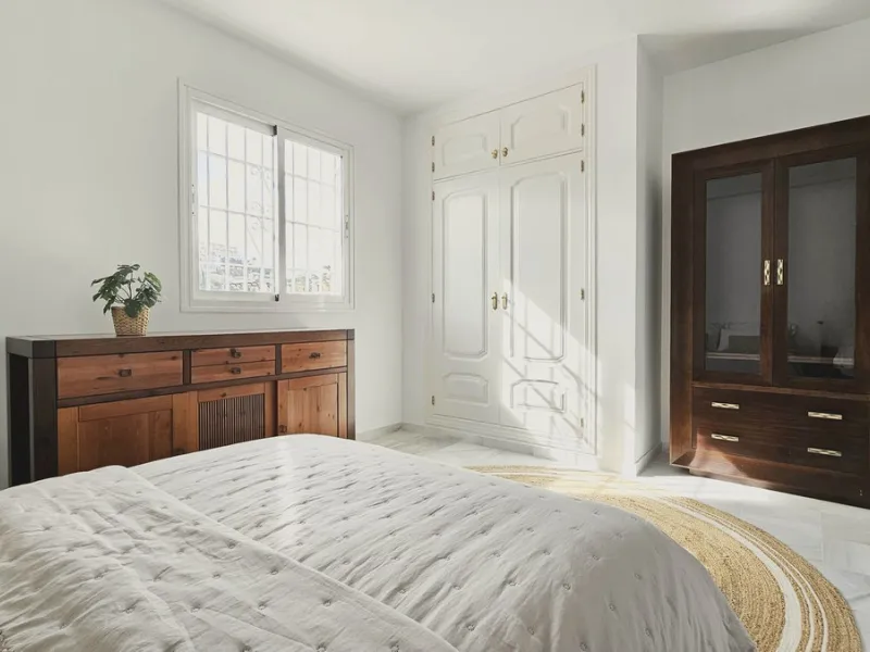 Beautiful 3 bedroom + 2 bathroom apartment for sale in Miraflores area. Spacious south & west facing covered terrace with open green views to the Miraflores golf course and gardens. Nice and quiet location only few minutes drive away from the beach villag