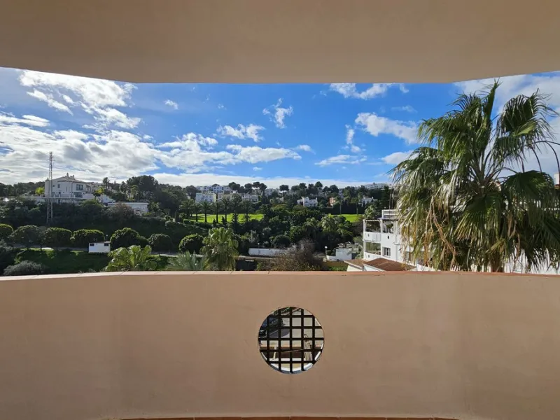 Beautiful 3 bedroom + 2 bathroom apartment for sale in Miraflores area. Spacious south & west facing covered terrace with open green views to the Miraflores golf course and gardens. Nice and quiet location only few minutes drive away from the beach villag