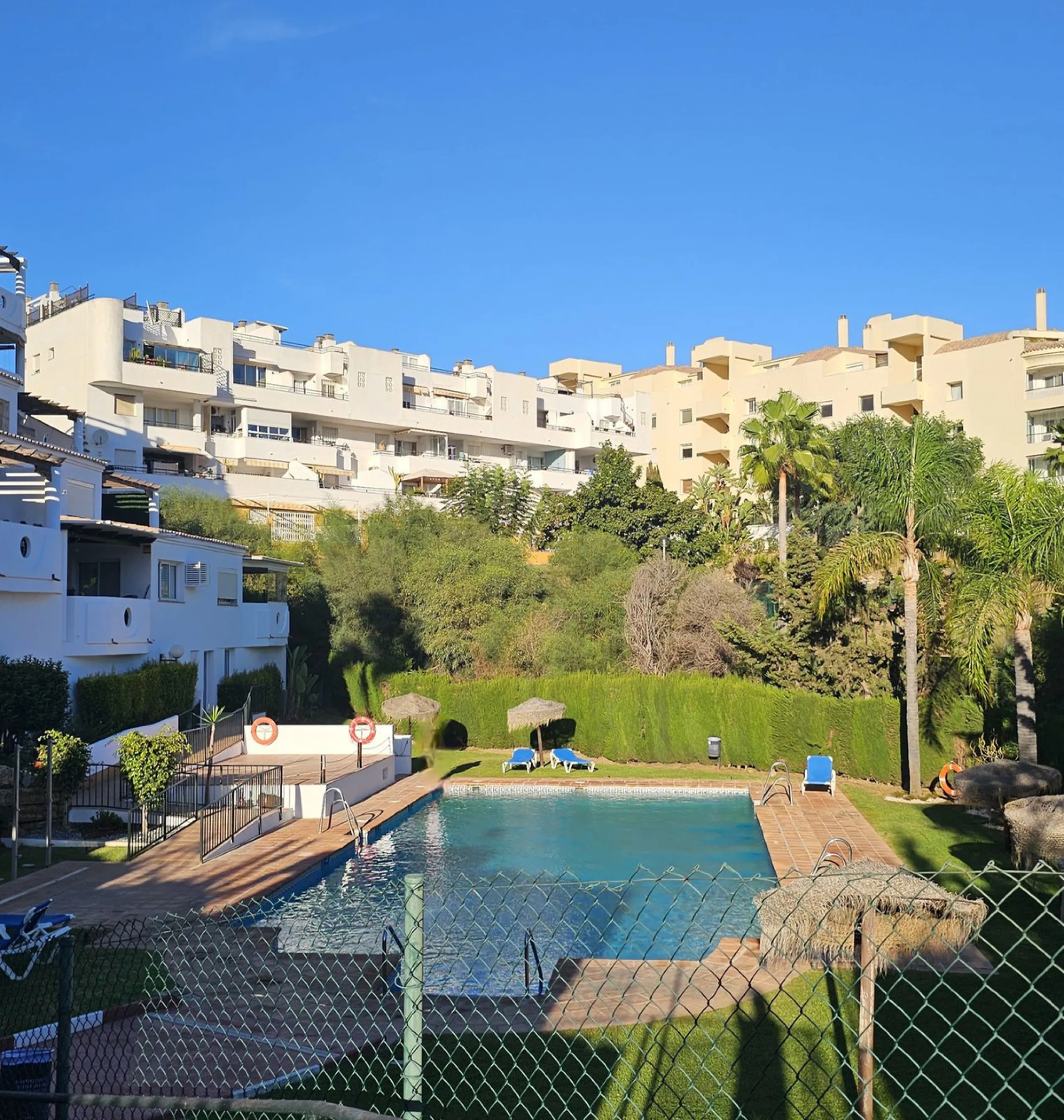 Beautiful 3 bedroom + 2 bathroom apartment for sale in Miraflores area. Spacious south & west facing covered terrace with open green views to the Miraflores golf course and gardens. Nice and quiet location only few minutes drive away from the beach villag