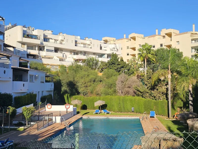 Beautiful 3 bedroom + 2 bathroom apartment for sale in Miraflores area. Spacious south & west facing covered terrace with open green views to the Miraflores golf course and gardens. Nice and quiet location only few minutes drive away from the beach villag