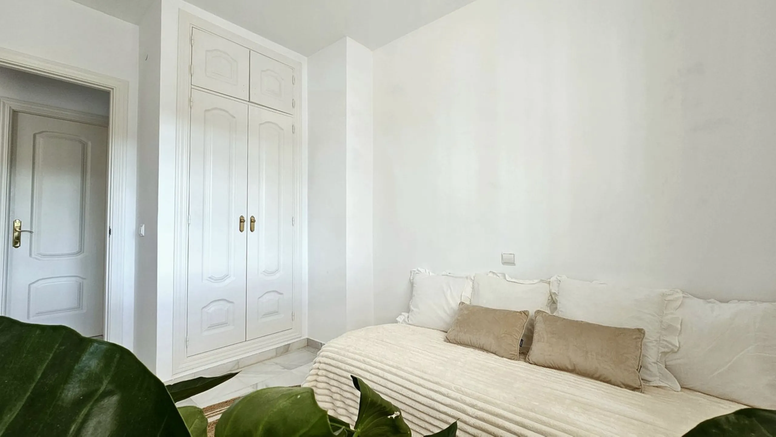 Beautiful 3 bedroom + 2 bathroom apartment for sale in Miraflores area. Spacious south & west facing covered terrace with open green views to the Miraflores golf course and gardens. Nice and quiet location only few minutes drive away from the beach villag