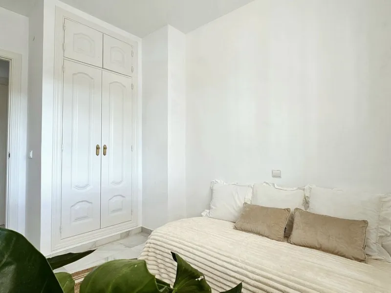 Beautiful 3 bedroom + 2 bathroom apartment for sale in Miraflores area. Spacious south & west facing covered terrace with open green views to the Miraflores golf course and gardens. Nice and quiet location only few minutes drive away from the beach villag