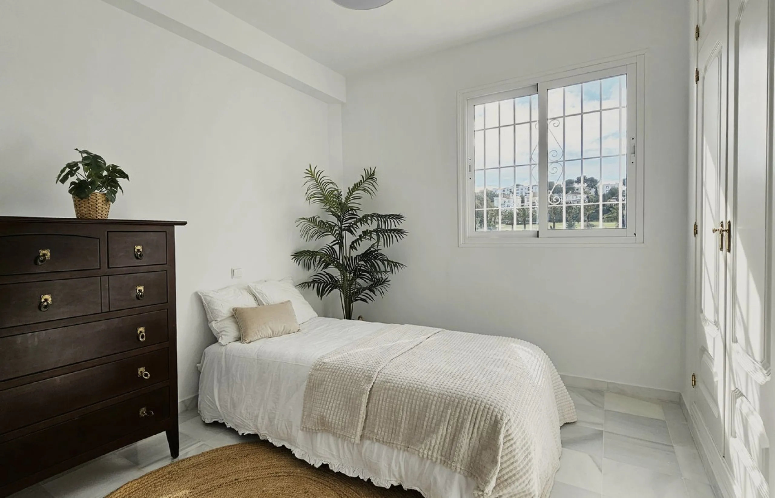 Beautiful 3 bedroom + 2 bathroom apartment for sale in Miraflores area. Spacious south & west facing covered terrace with open green views to the Miraflores golf course and gardens. Nice and quiet location only few minutes drive away from the beach villag