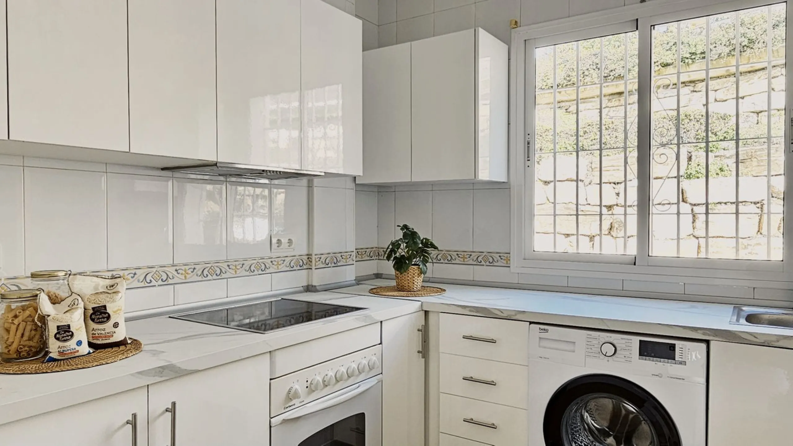 Beautiful 3 bedroom + 2 bathroom apartment for sale in Miraflores area. Spacious south & west facing covered terrace with open green views to the Miraflores golf course and gardens. Nice and quiet location only few minutes drive away from the beach villag