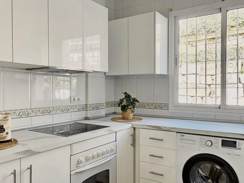 Beautiful 3 bedroom + 2 bathroom apartment for sale in Miraflores area. Spacious south & west facing covered terrace with open green views to the Miraflores golf course and gardens. Nice and quiet location only few minutes drive away from the beach villag