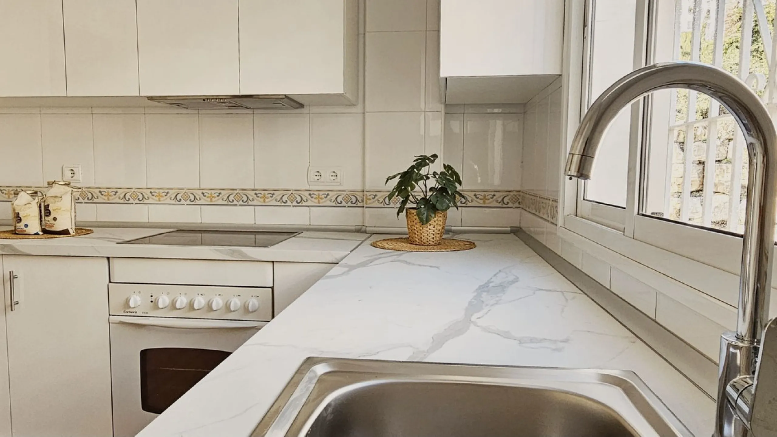Beautiful 3 bedroom + 2 bathroom apartment for sale in Miraflores area. Spacious south & west facing covered terrace with open green views to the Miraflores golf course and gardens. Nice and quiet location only few minutes drive away from the beach villag