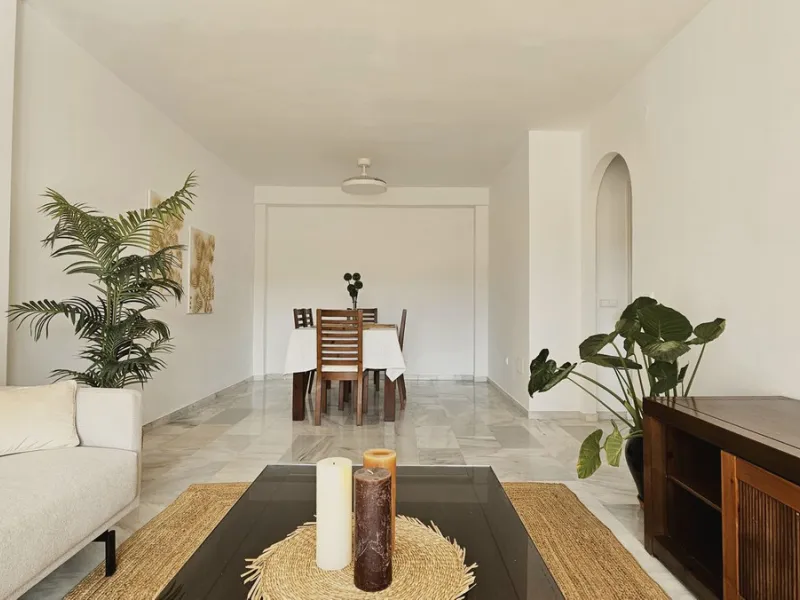 Beautiful 3 bedroom + 2 bathroom apartment for sale in Miraflores area. Spacious south & west facing covered terrace with open green views to the Miraflores golf course and gardens. Nice and quiet location only few minutes drive away from the beach villag