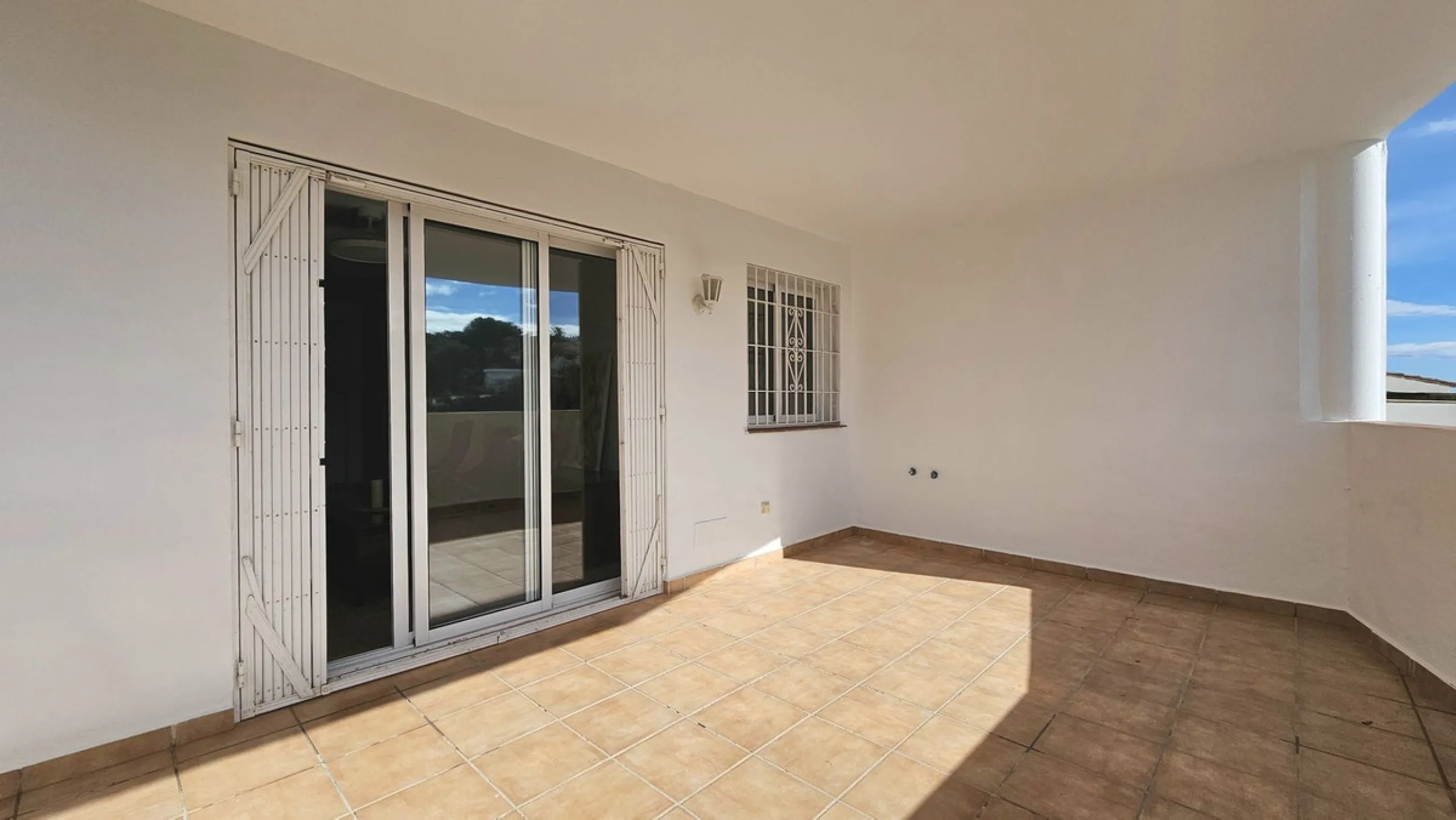 Beautiful 3 bedroom + 2 bathroom apartment for sale in Miraflores area. Spacious south & west facing covered terrace with open green views to the Miraflores golf course and gardens. Nice and quiet location only few minutes drive away from the beach villag