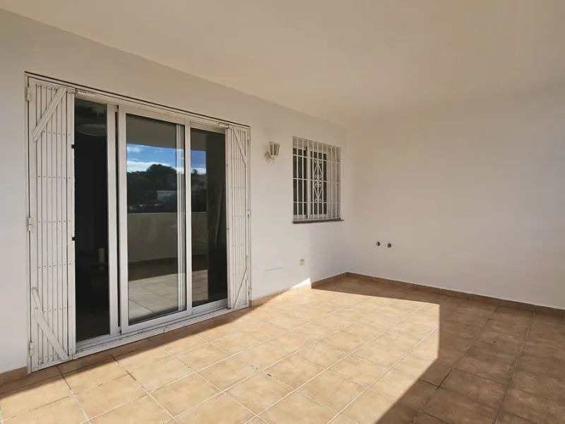 Beautiful 3 bedroom + 2 bathroom apartment for sale in Miraflores area. Spacious south & west facing covered terrace with open green views to the Miraflores golf course and gardens. Nice and quiet location only few minutes drive away from the beach villag
