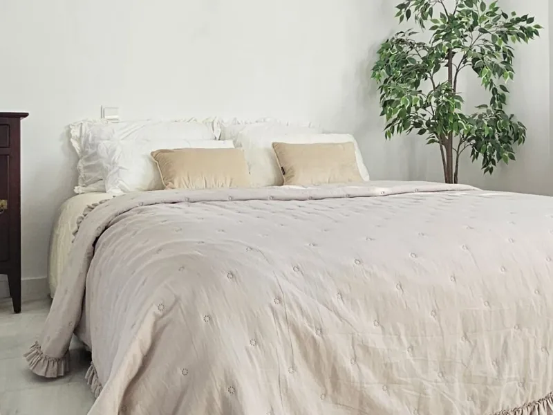 Beautiful 3 bedroom + 2 bathroom apartment for sale in Miraflores area. Spacious south & west facing covered terrace with open green views to the Miraflores golf course and gardens. Nice and quiet location only few minutes drive away from the beach villag