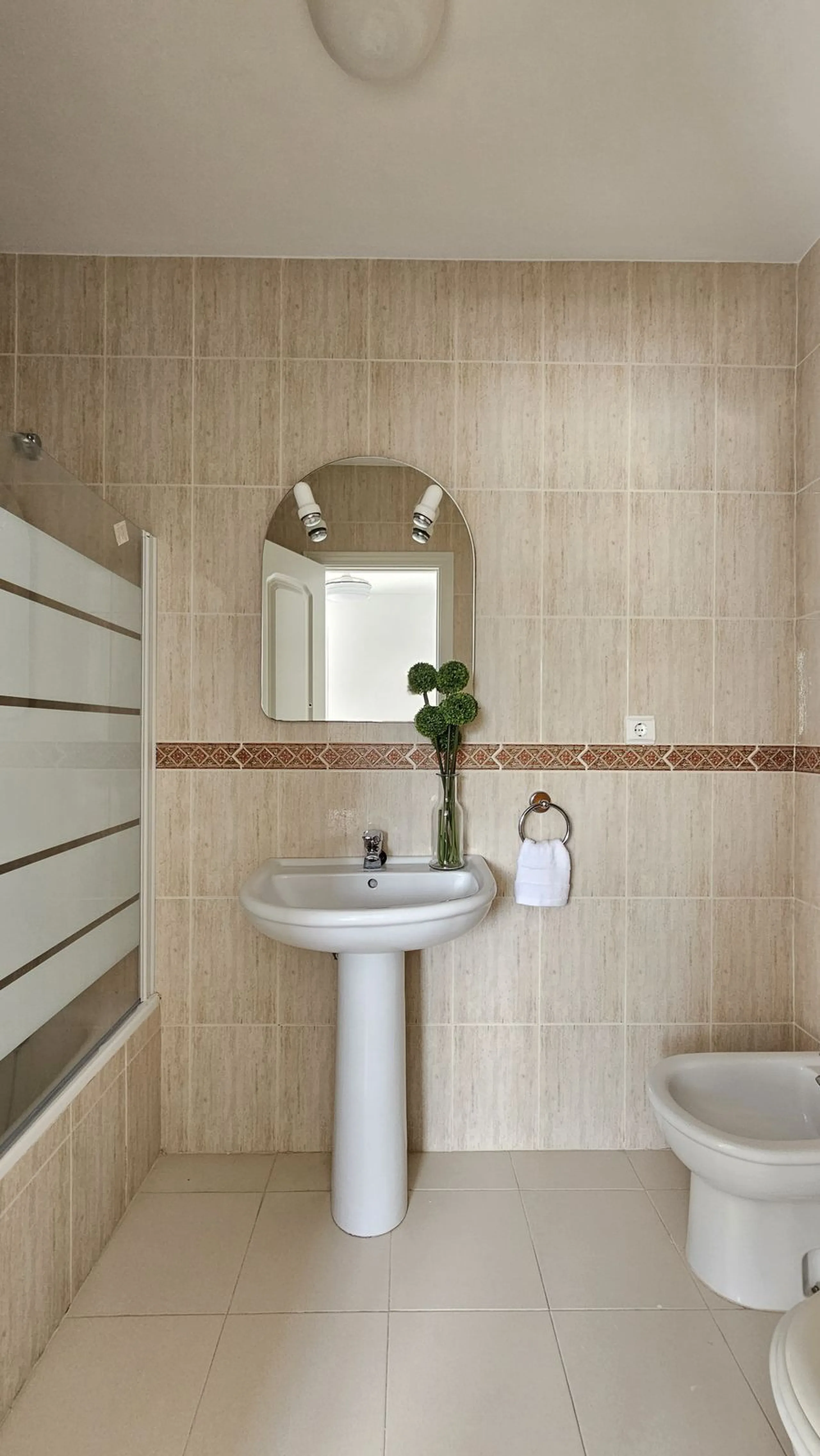 Beautiful 3 bedroom + 2 bathroom apartment for sale in Miraflores area. Spacious south & west facing covered terrace with open green views to the Miraflores golf course and gardens. Nice and quiet location only few minutes drive away from the beach villag