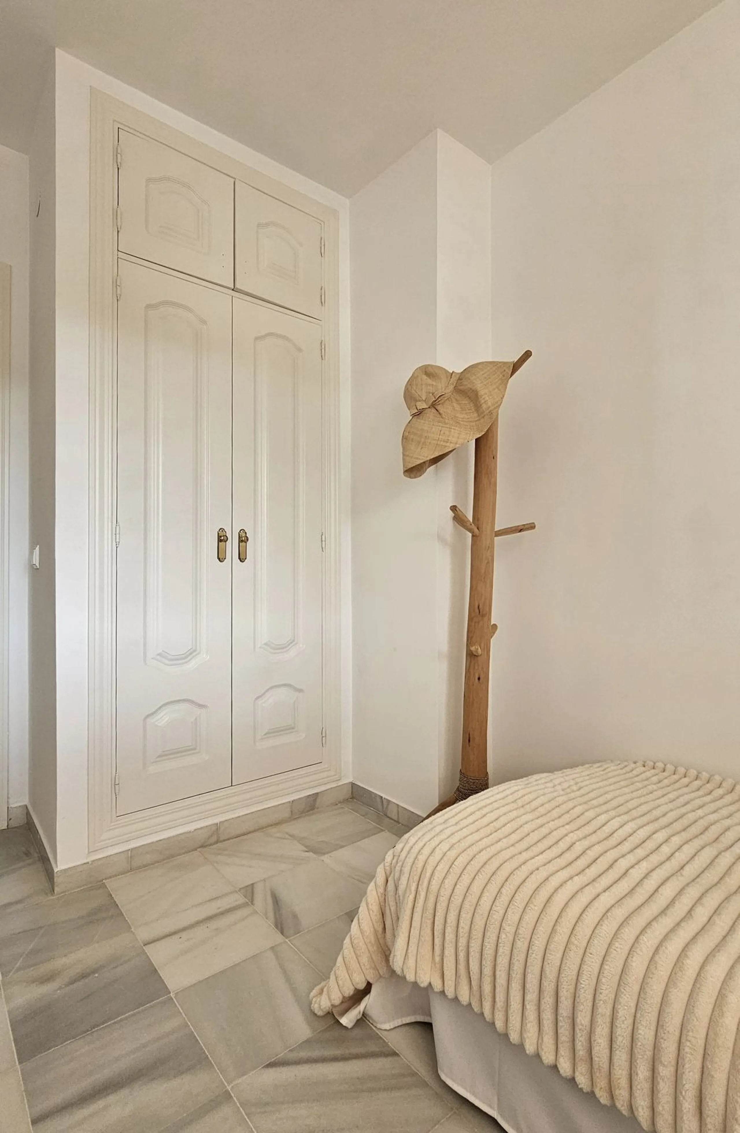 Beautiful 3 bedroom + 2 bathroom apartment for sale in Miraflores area. Spacious south & west facing covered terrace with open green views to the Miraflores golf course and gardens. Nice and quiet location only few minutes drive away from the beach villag