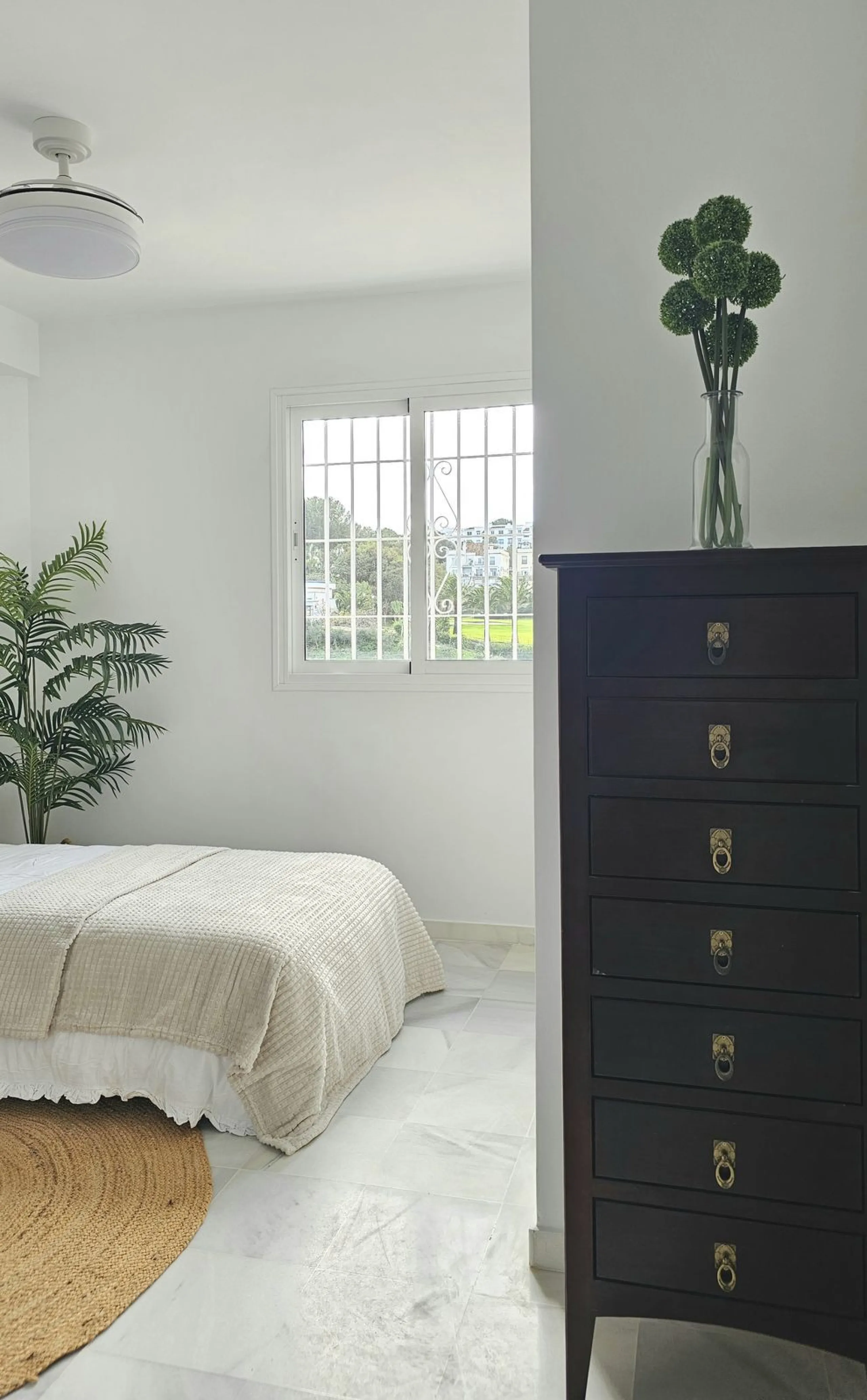 Beautiful 3 bedroom + 2 bathroom apartment for sale in Miraflores area. Spacious south & west facing covered terrace with open green views to the Miraflores golf course and gardens. Nice and quiet location only few minutes drive away from the beach villag