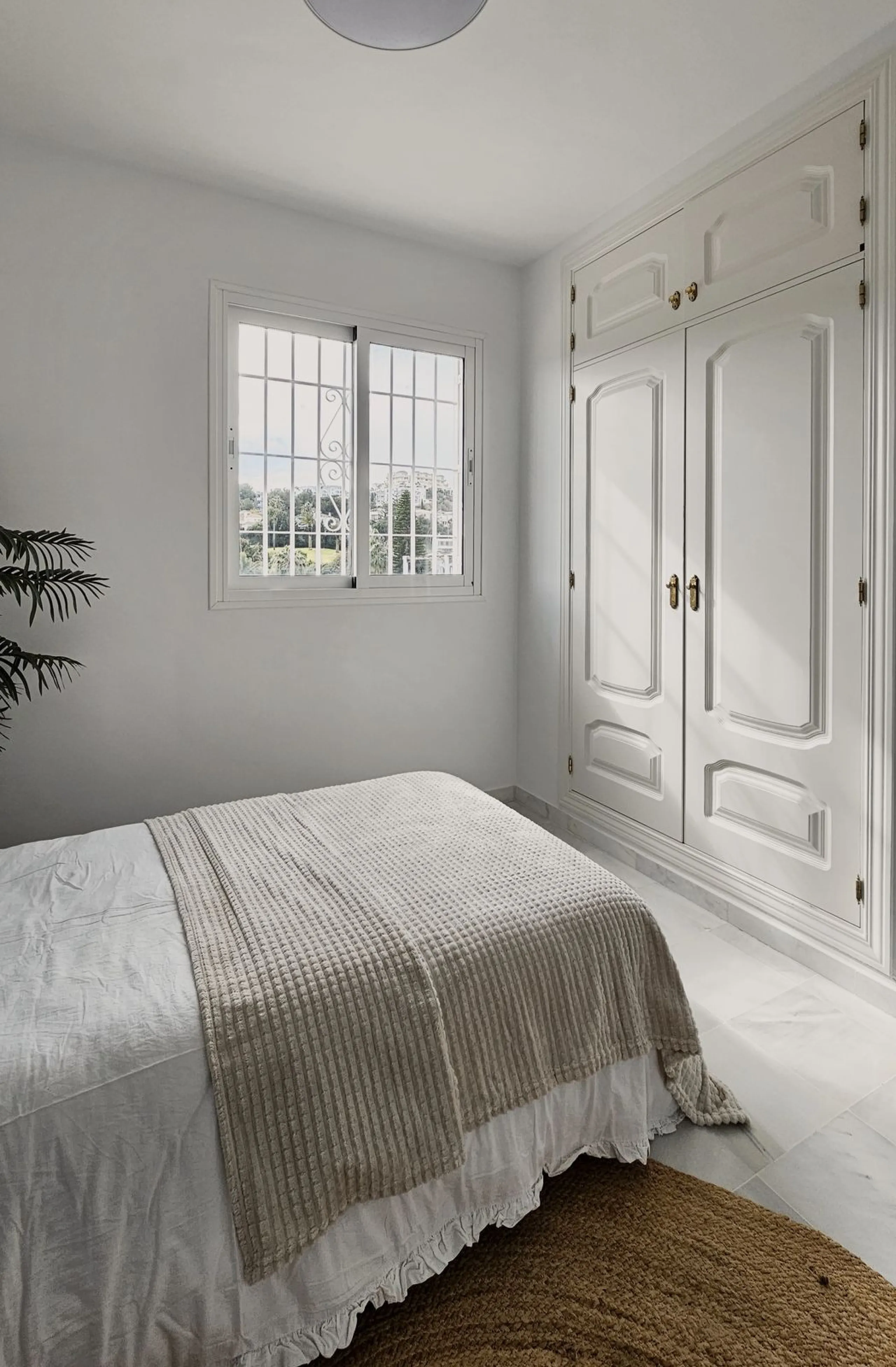 Beautiful 3 bedroom + 2 bathroom apartment for sale in Miraflores area. Spacious south & west facing covered terrace with open green views to the Miraflores golf course and gardens. Nice and quiet location only few minutes drive away from the beach villag