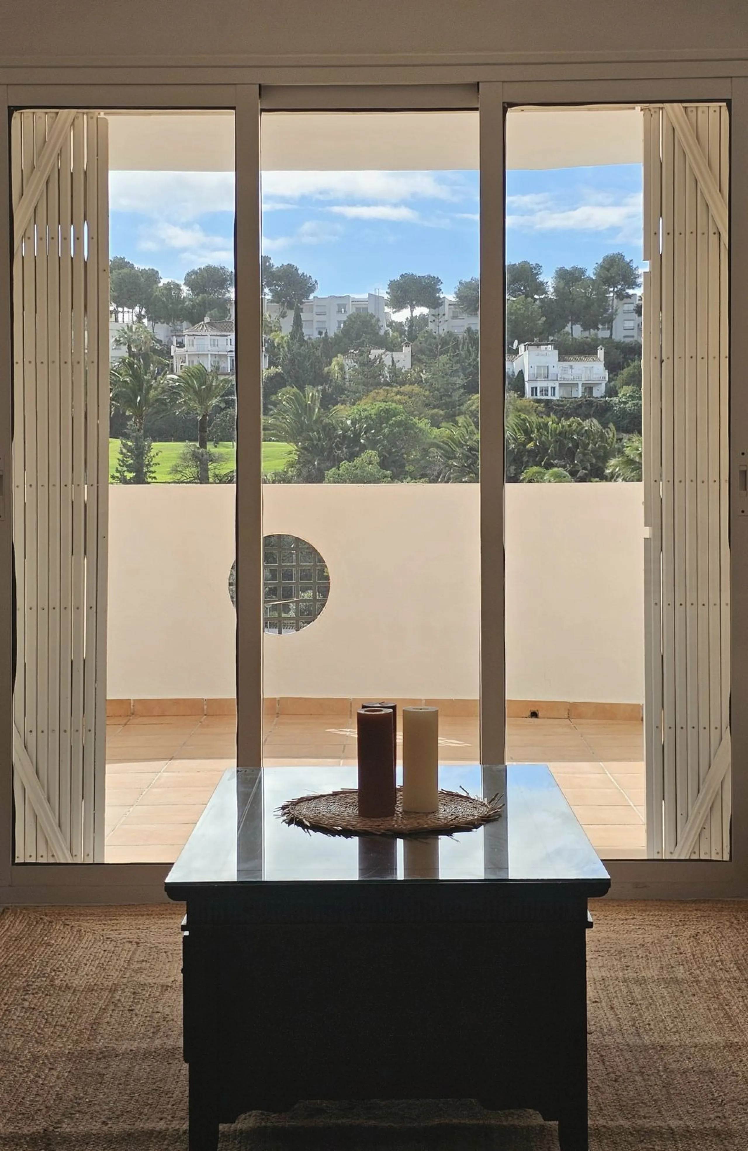 Beautiful 3 bedroom + 2 bathroom apartment for sale in Miraflores area. Spacious south & west facing covered terrace with open green views to the Miraflores golf course and gardens. Nice and quiet location only few minutes drive away from the beach villag