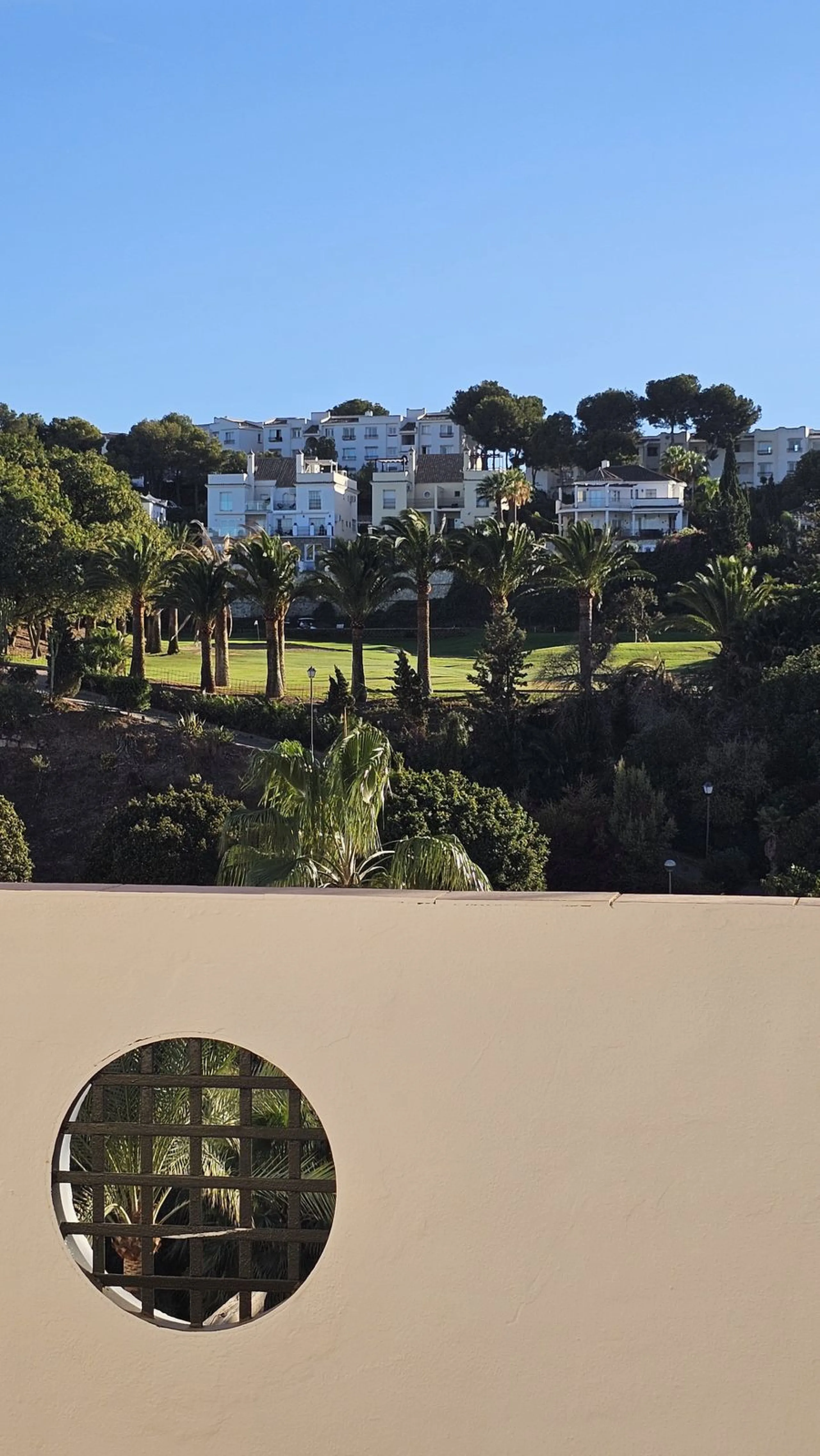 Beautiful 3 bedroom + 2 bathroom apartment for sale in Miraflores area. Spacious south & west facing covered terrace with open green views to the Miraflores golf course and gardens. Nice and quiet location only few minutes drive away from the beach villag