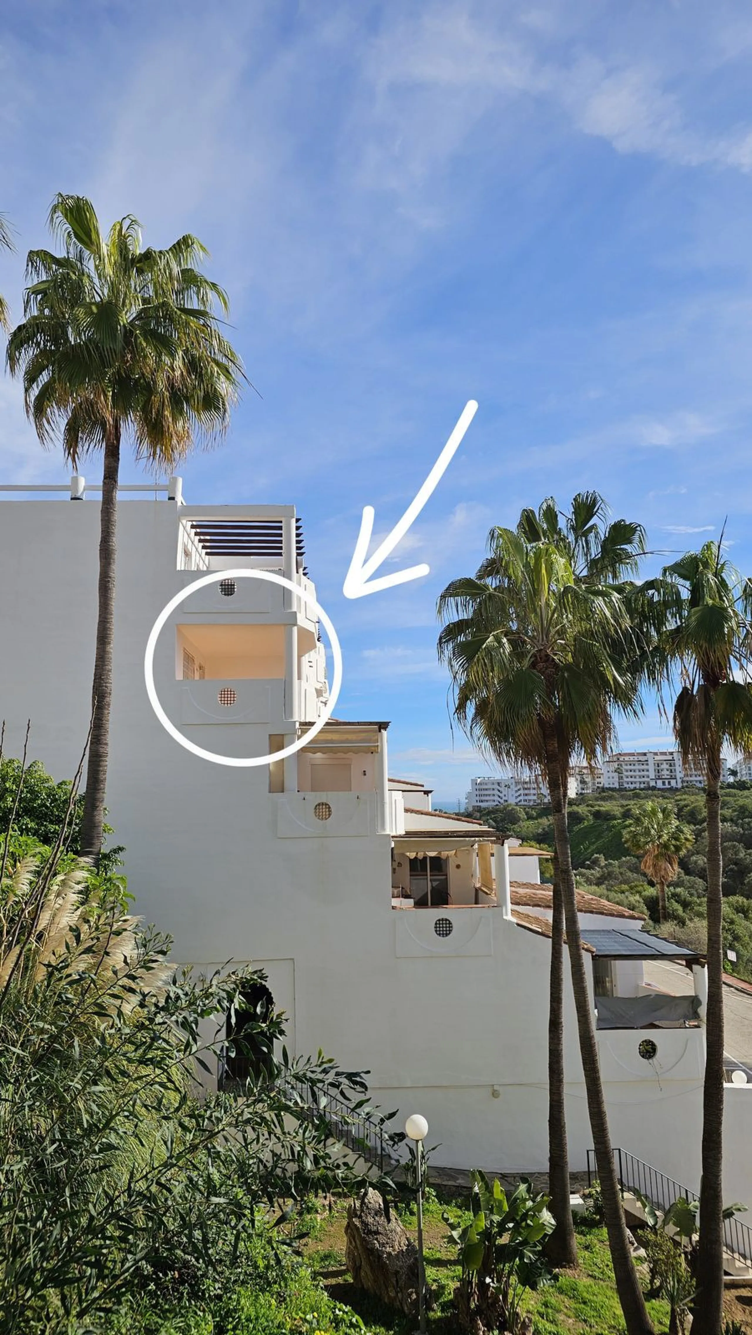 Beautiful 3 bedroom + 2 bathroom apartment for sale in Miraflores area. Spacious south & west facing covered terrace with open green views to the Miraflores golf course and gardens. Nice and quiet location only few minutes drive away from the beach villag