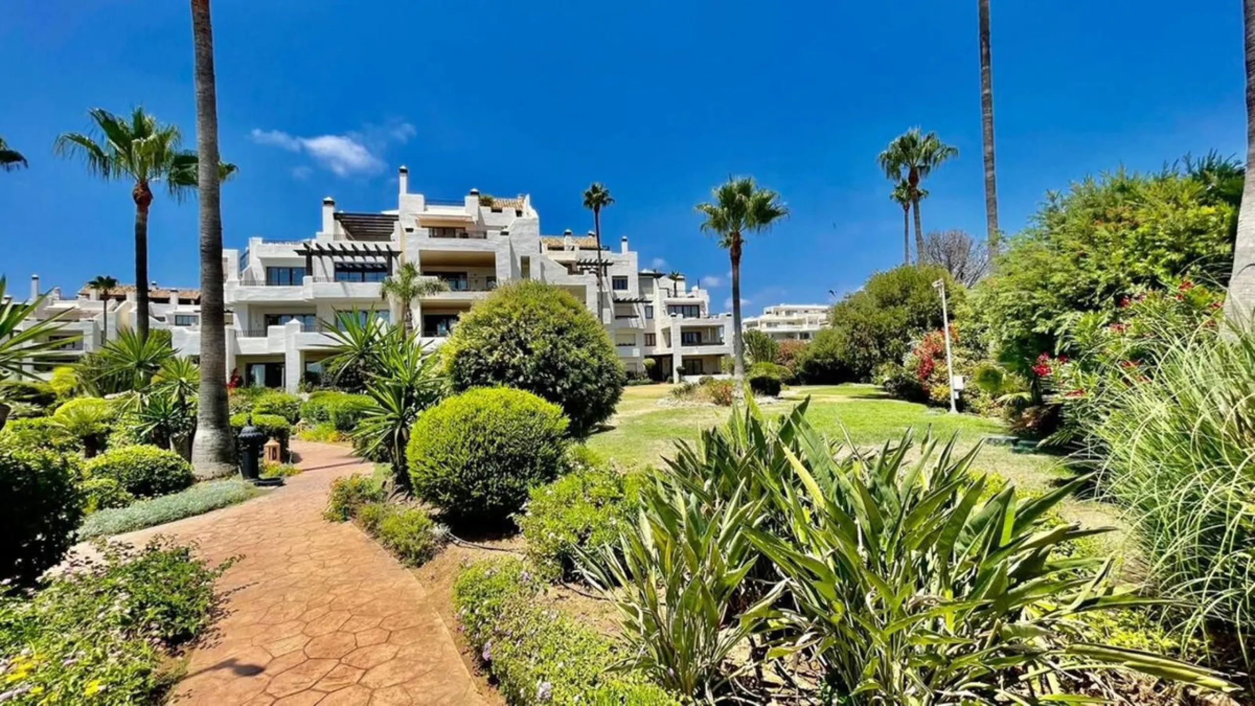 A magnificent apartment for sale in the prestigious  residential complex, located on the first line of the sea.