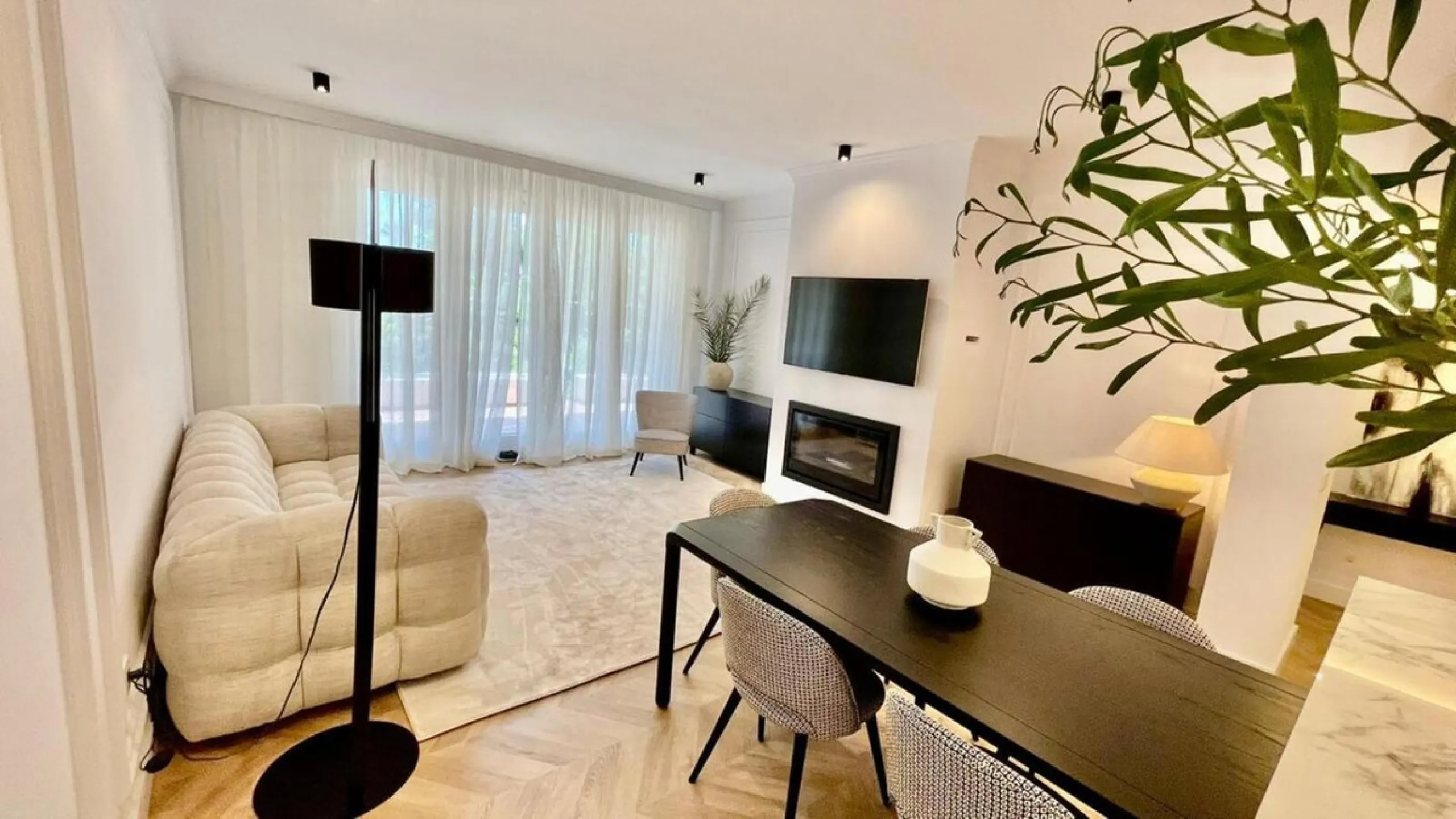 A magnificent apartment for sale in the prestigious  residential complex, located on the first line of the sea.