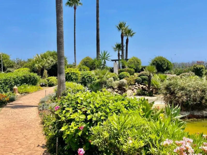 A magnificent apartment for sale in the prestigious  residential complex, located on the first line of the sea.