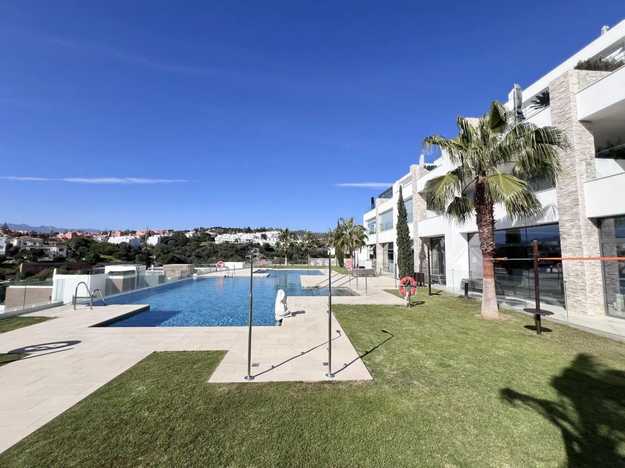Apartment - Ground Floor Apartment в продаже в Marbella, Málaga. В доме 3 спален и 2 ванных комнат. Площадь дома 166 м²