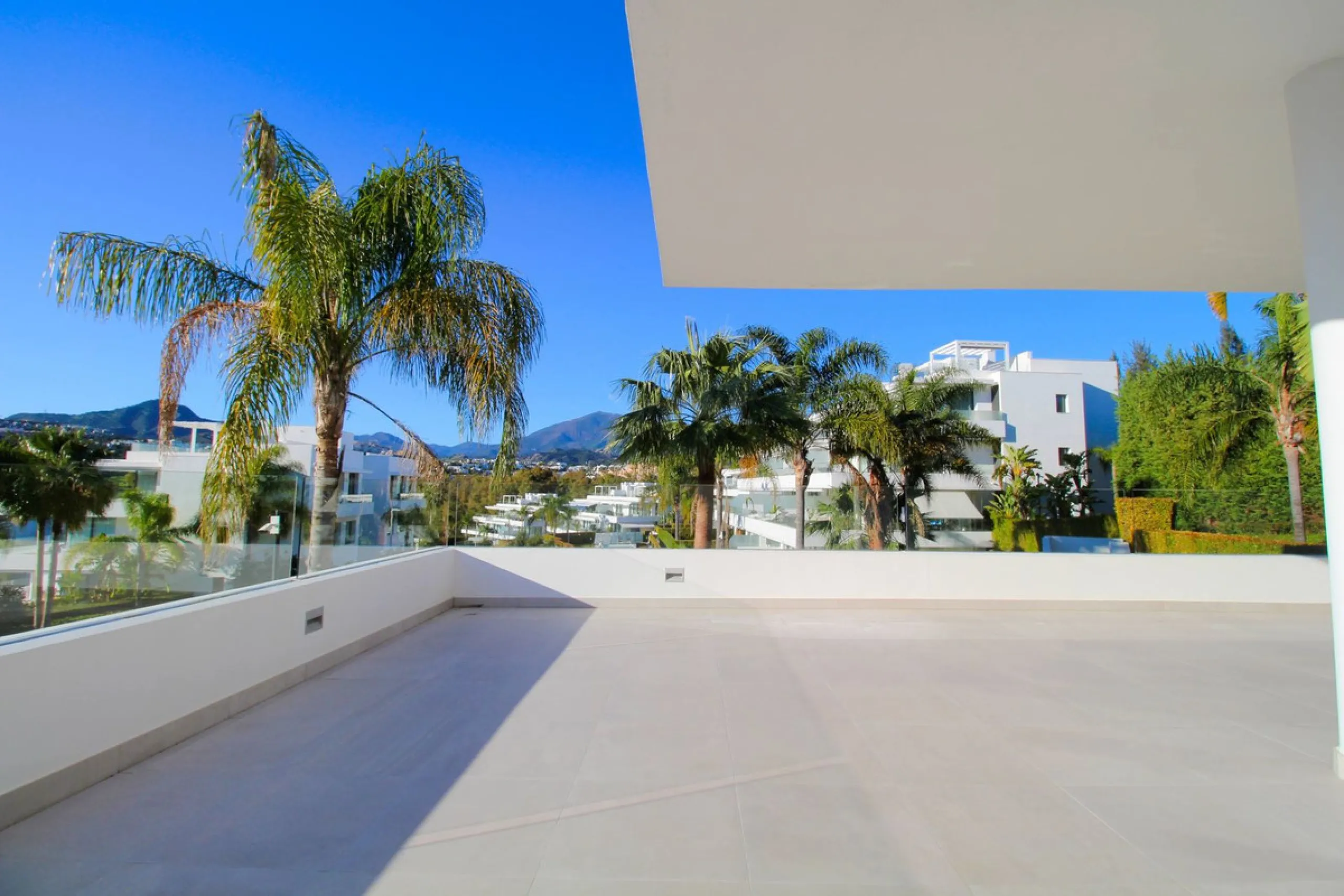 Luxury contemporary middle floor apartment in the stylish Cataleya complex on the New Golden Mile, East-Estepona